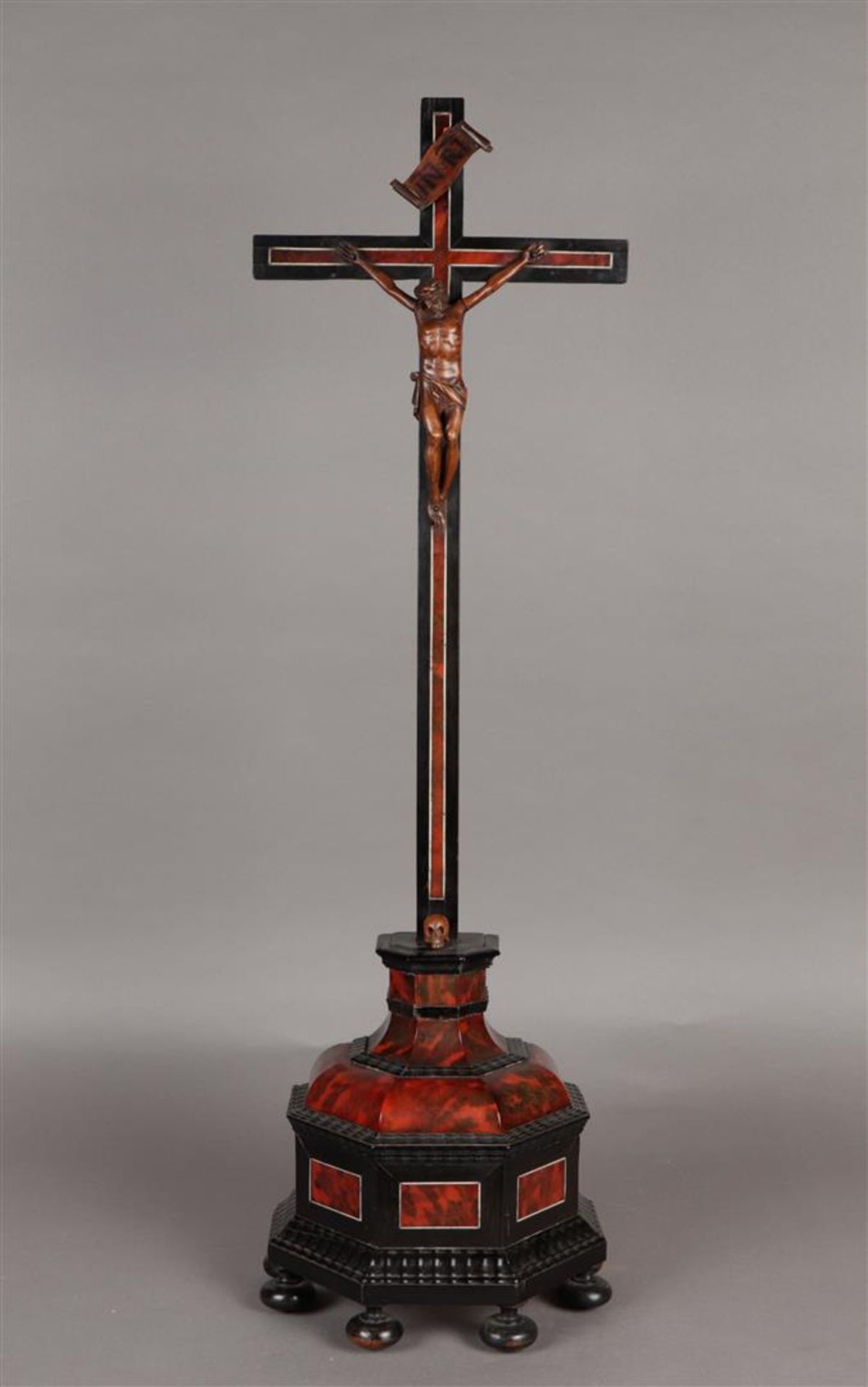 A 19th century crucifix on tortoiseshell base.
H.: 75 cm. 