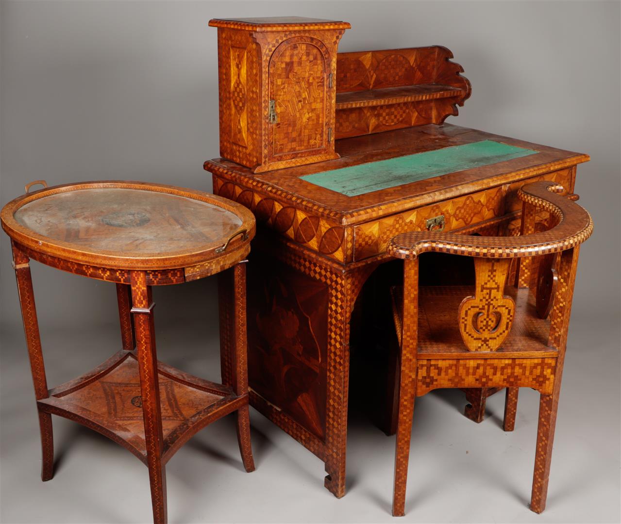 Een 19e-eeuws bureau met intarsia, met bijbehorende stoel e