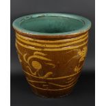 Een aardewerken cache-pot gedecoreerd met draken. China, 1e