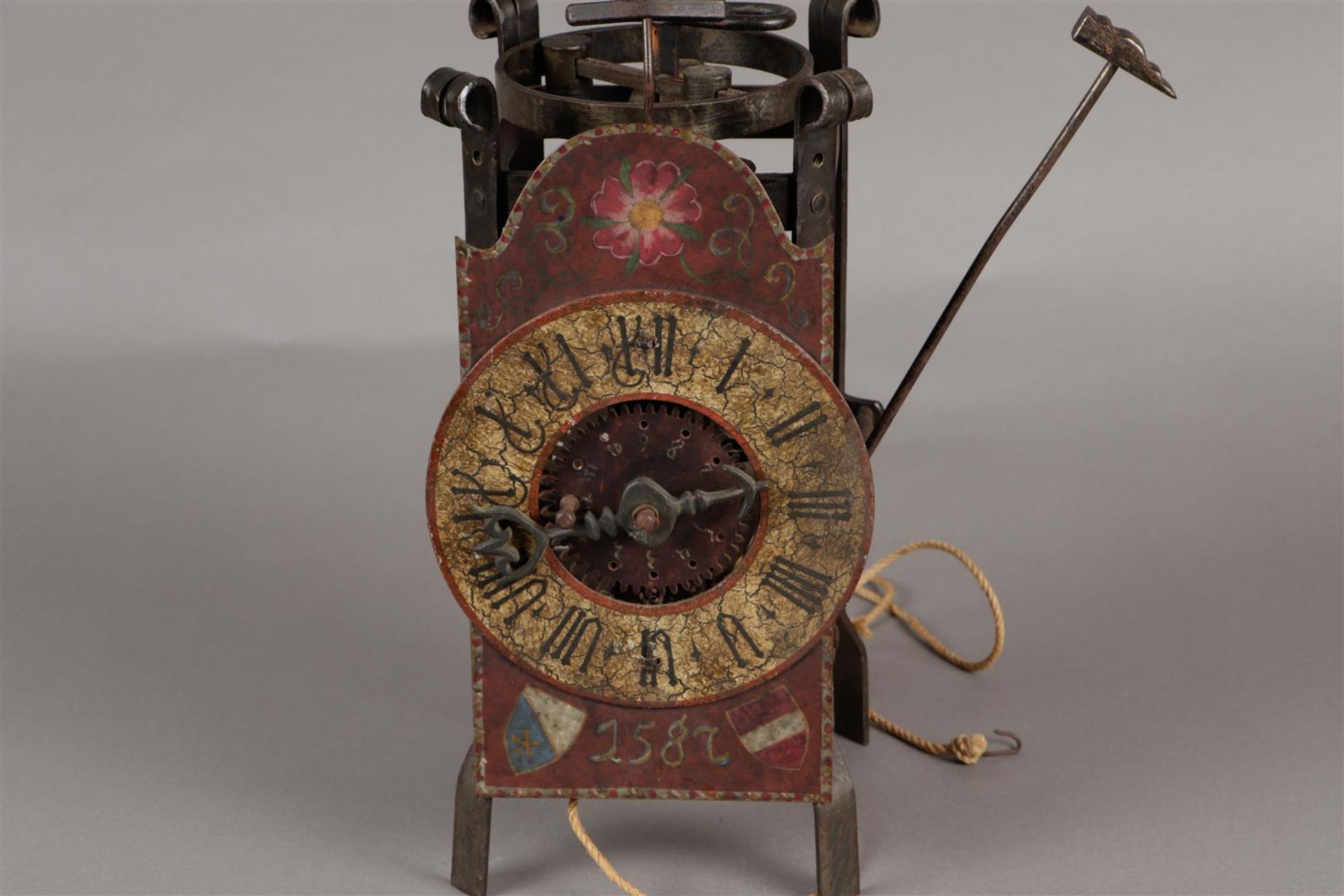 Een smeedijzeren klok, 19e eeuw, naar ouder, 16e-eeuws, voo - Image 2 of 8