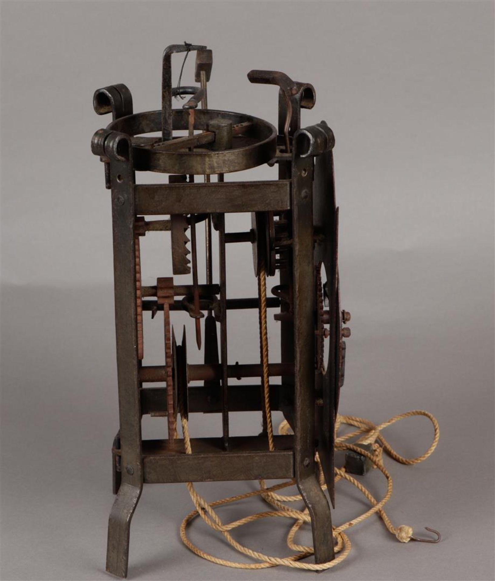 Een smeedijzeren klok, 19e eeuw, naar ouder, 16e-eeuws, voo - Image 7 of 8