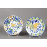 Een lot van twee Majolica schotels gedecoreerd met vogels.