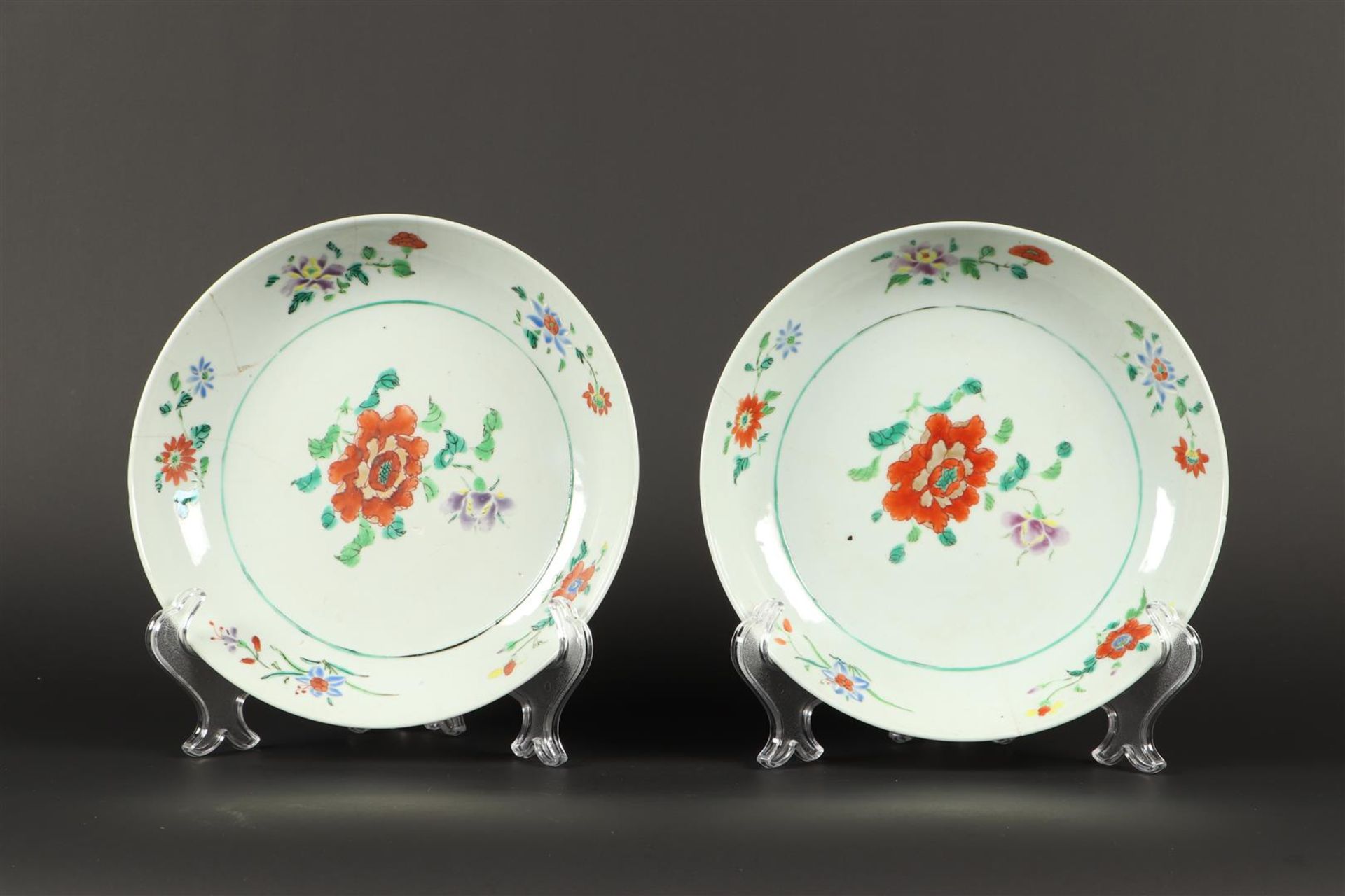 Een set porseleinen borden met floraal decor. China, 18e ee - Image 3 of 5