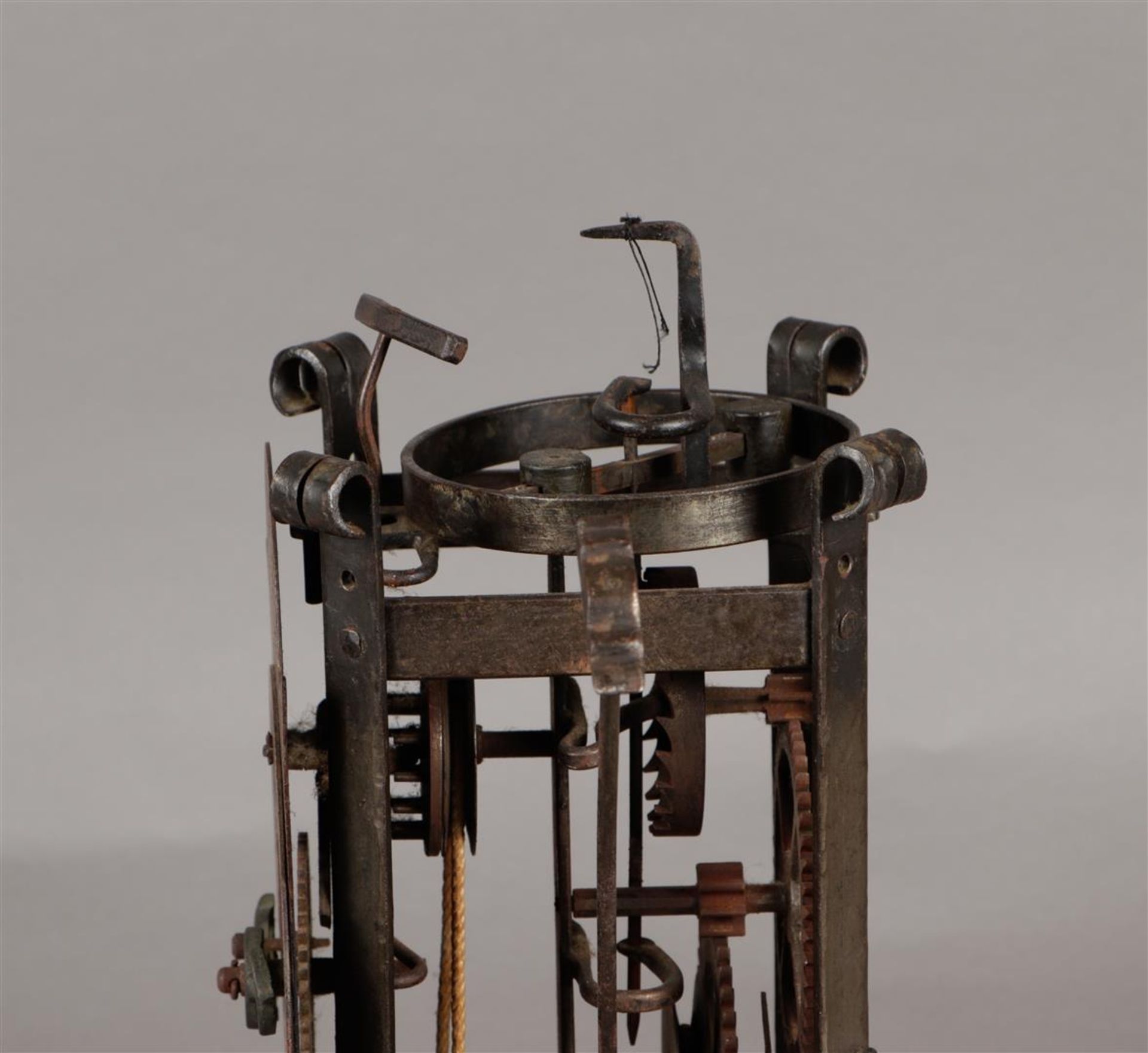 Een smeedijzeren klok, 19e eeuw, naar ouder, 16e-eeuws, voo - Image 6 of 8