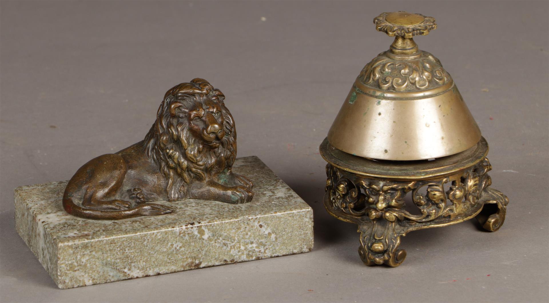 Een bronzen desk ornament in de vorm van de Britse Leeuw, d