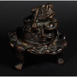 Een bronzen wierookbrander gedecoreerd met kikkers. China,