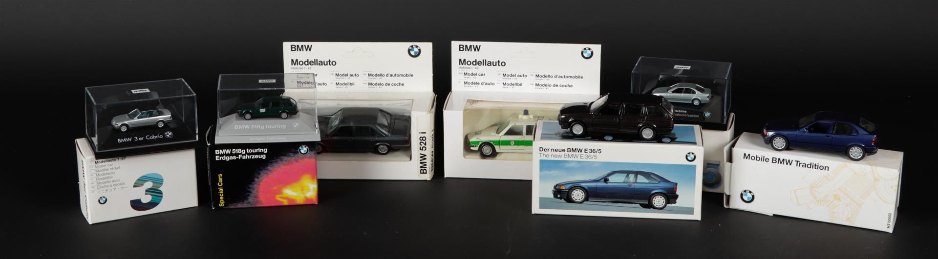 A lot of 7 model cars consisting of a BMW 528i, E36/5, mobi