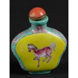 Een porseleinen snuff bottle met Famile Rose decor. China,