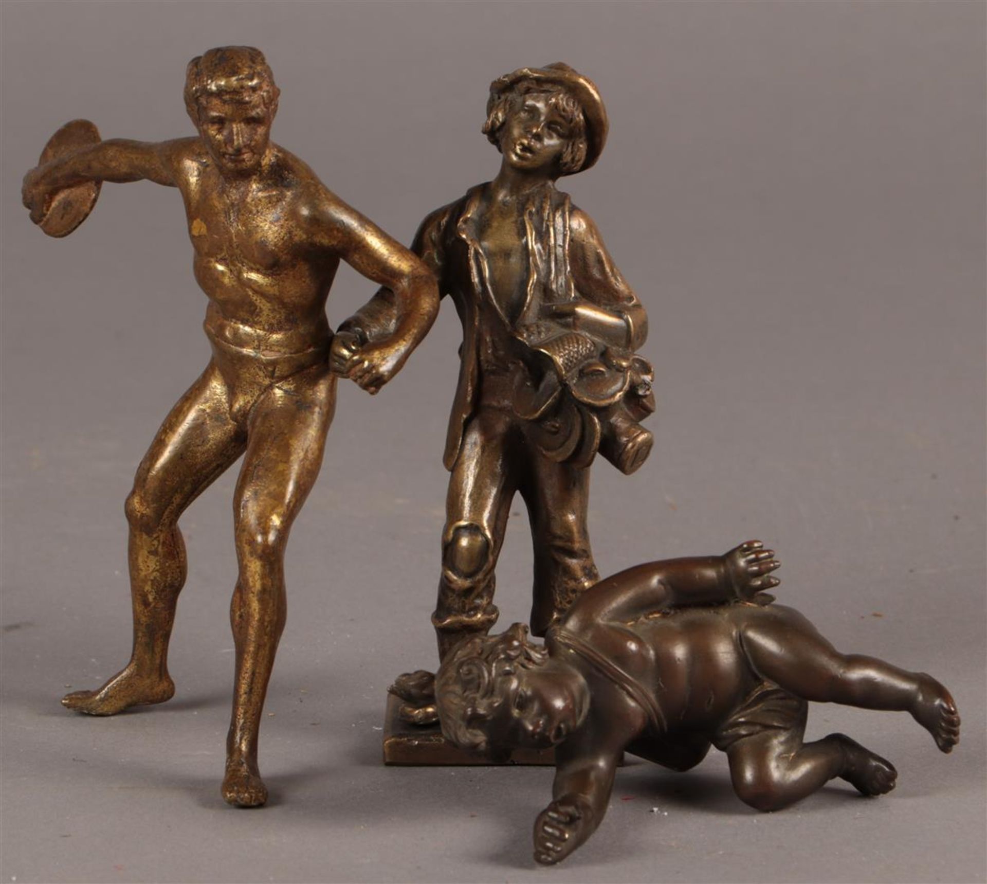 Een lot bestaande uit (3) bronzen sculpturen van o.a. een d