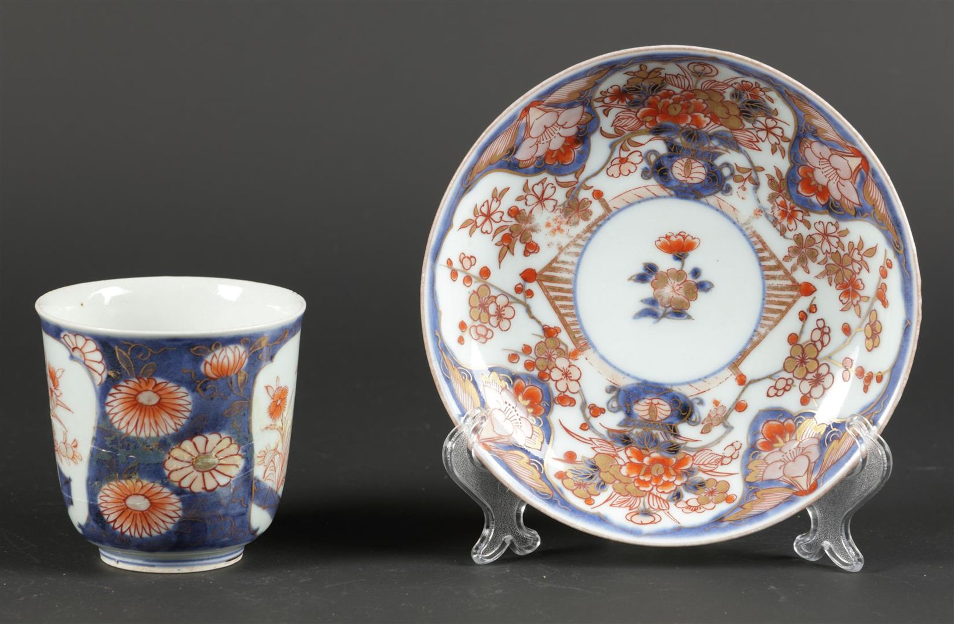 Een porseleinen Imari chocolade kop en schotelmet floraalde - Image 4 of 5