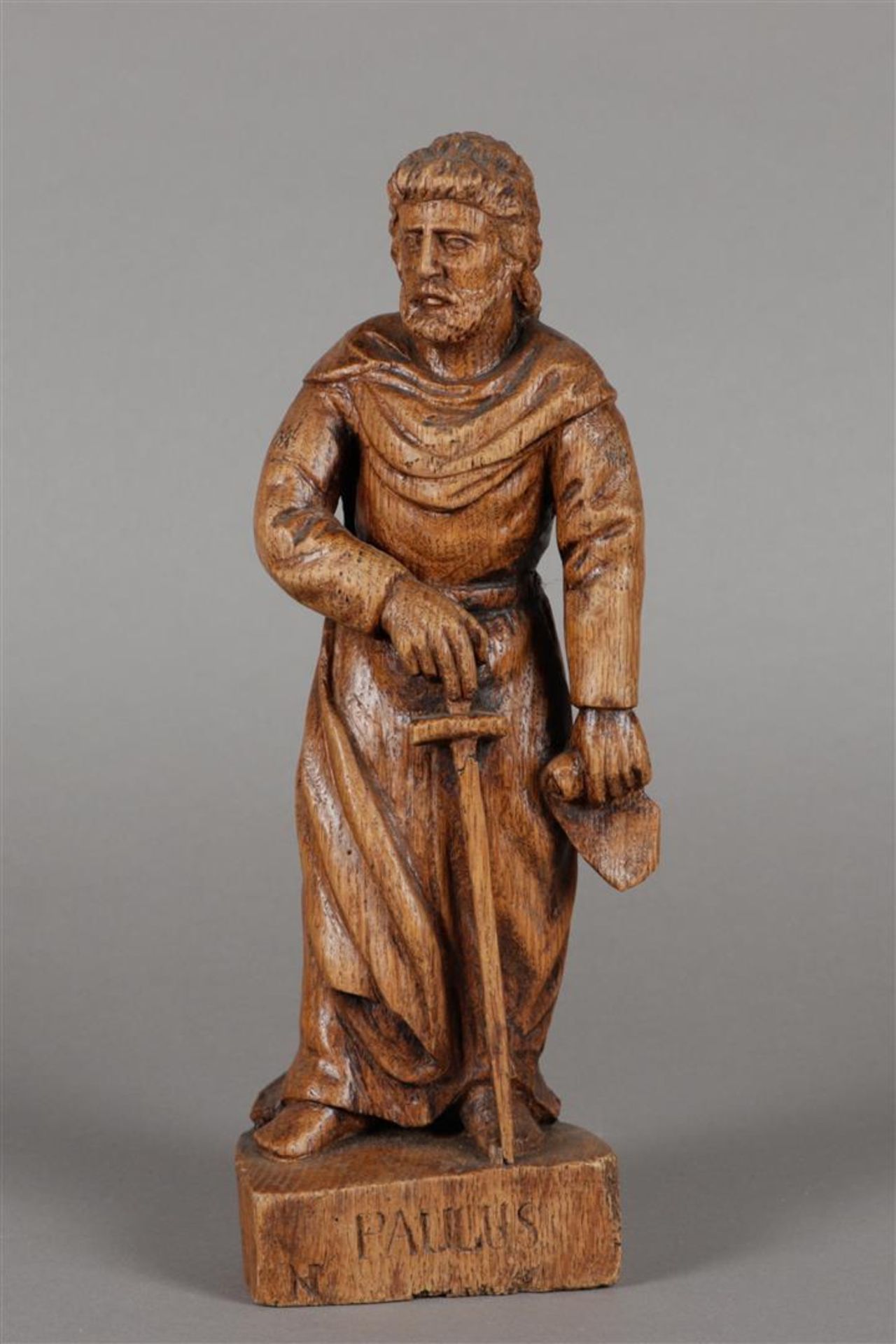 Een eikenhouten beeld van Paulus met zwaard in de hand. 19e