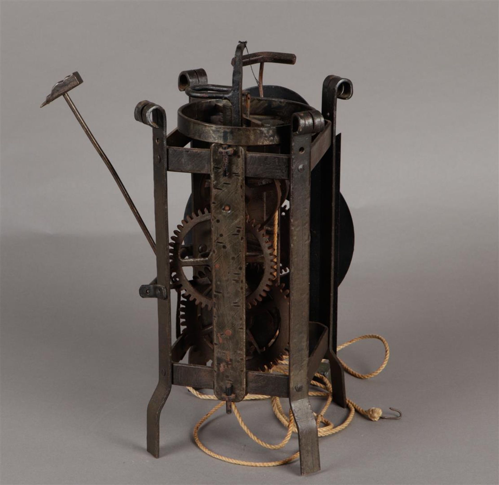 Een smeedijzeren klok, 19e eeuw, naar ouder, 16e-eeuws, voo - Image 8 of 8
