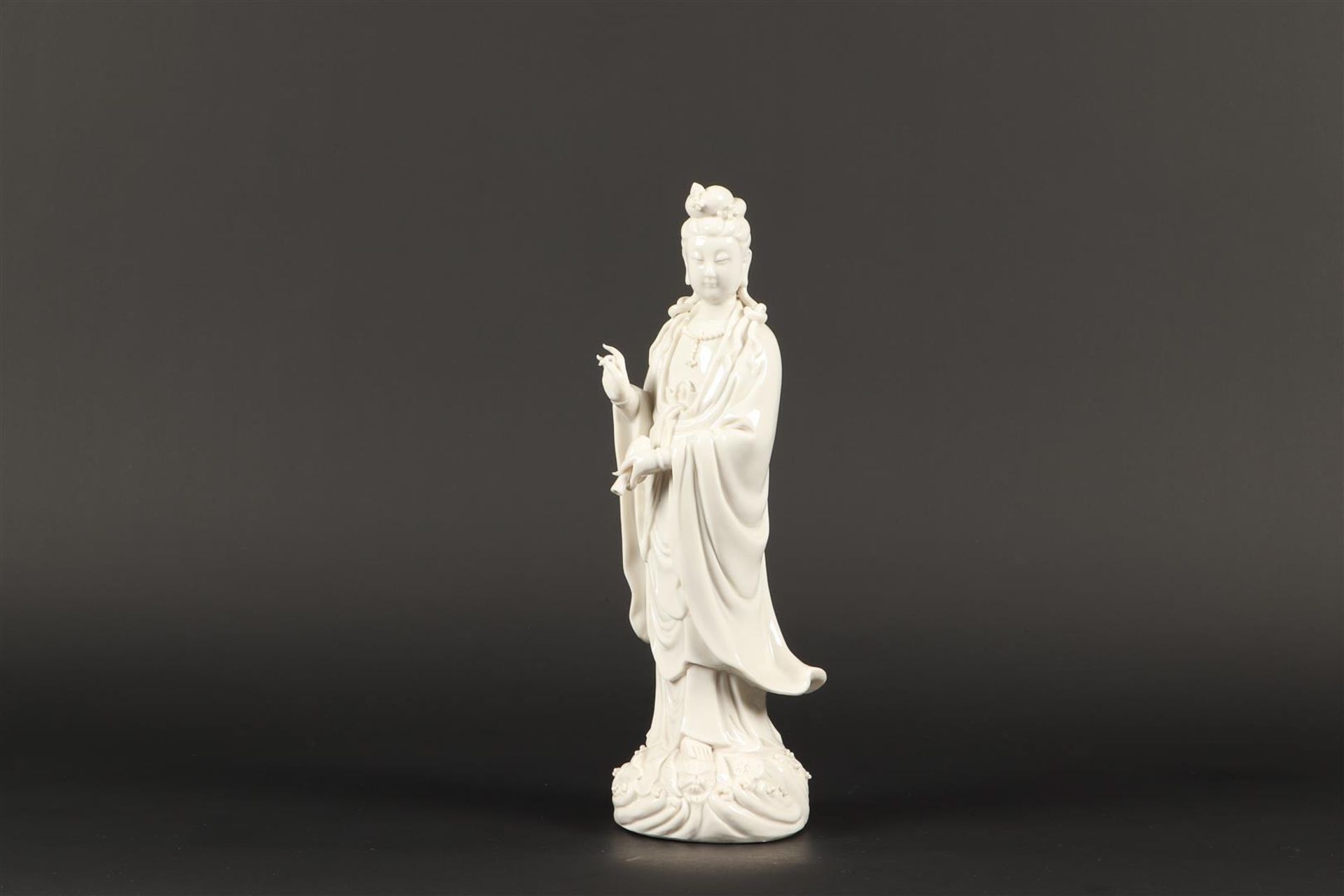 A blanc de Chine figure of Guanyin. China, 20th century. - Bild 2 aus 3