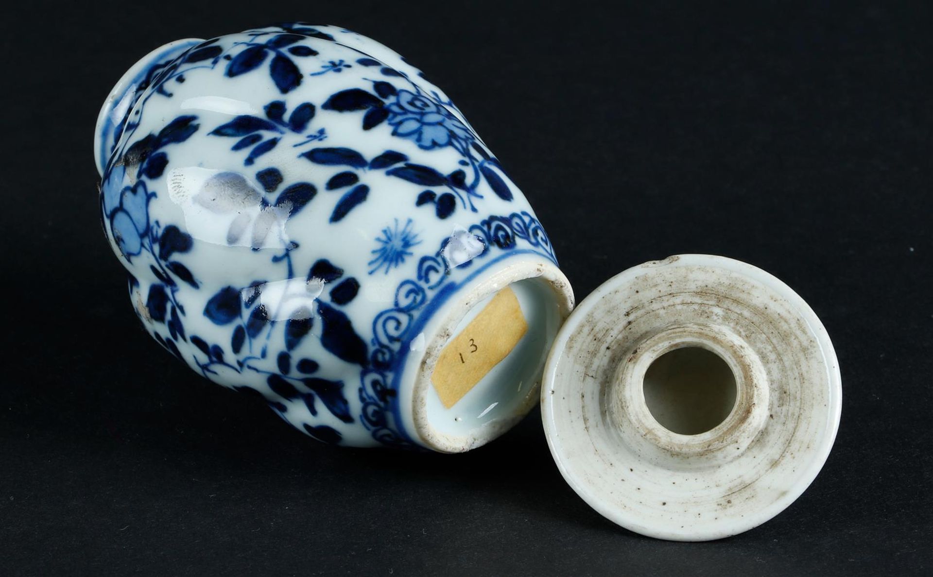 A porcelain twisted lid vase with floral decoration. China, Kangxi/Yongzheng. - Image 5 of 5