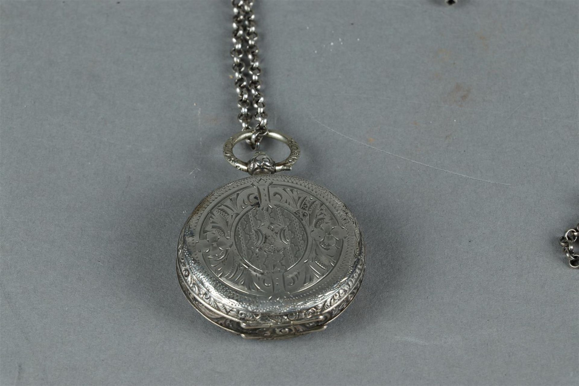 An engraved silver pocket watch with silver chain, incl. winding key. - Bild 3 aus 3