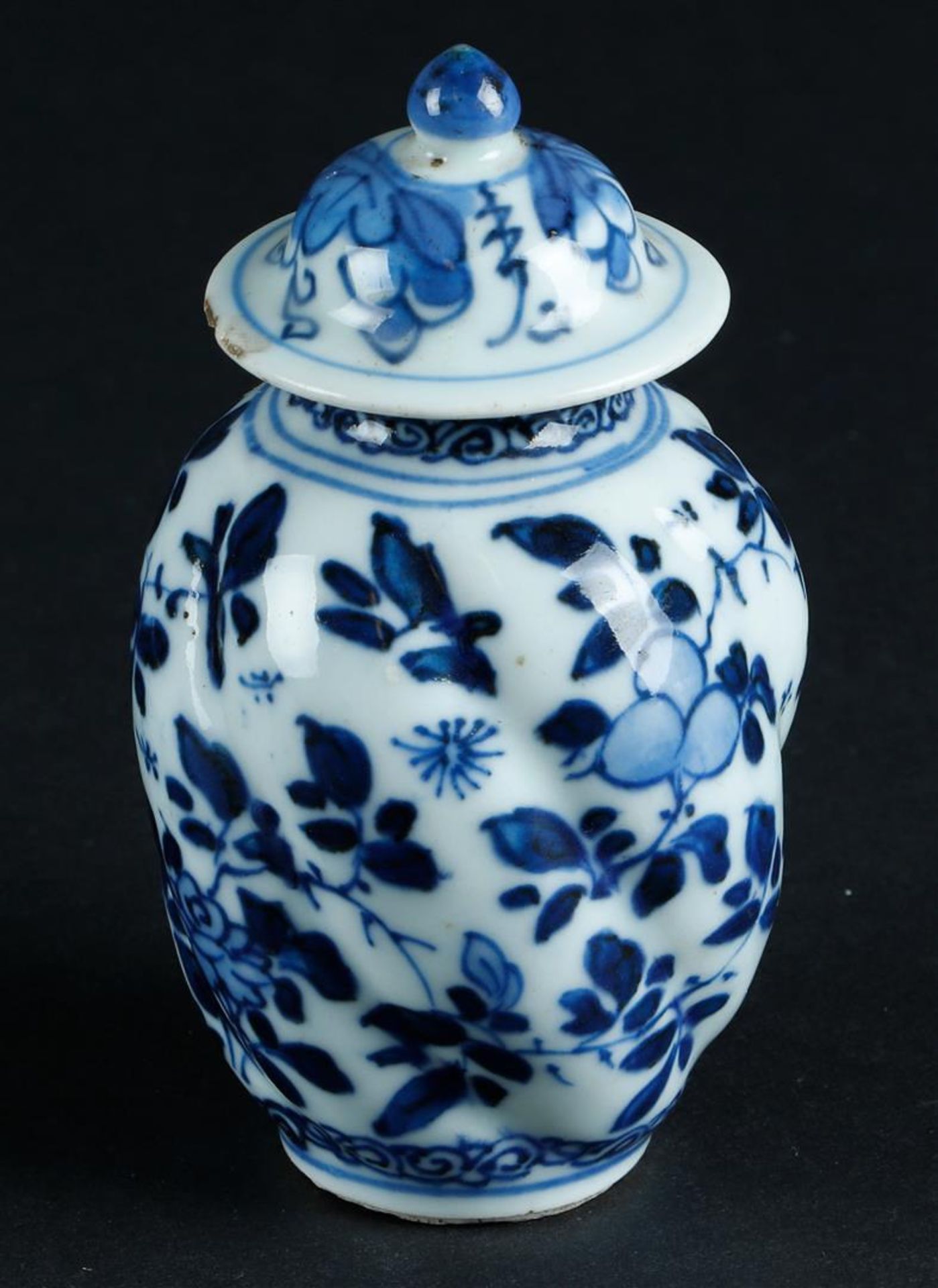 A porcelain twisted lid vase with floral decoration. China, Kangxi/Yongzheng. - Image 2 of 5