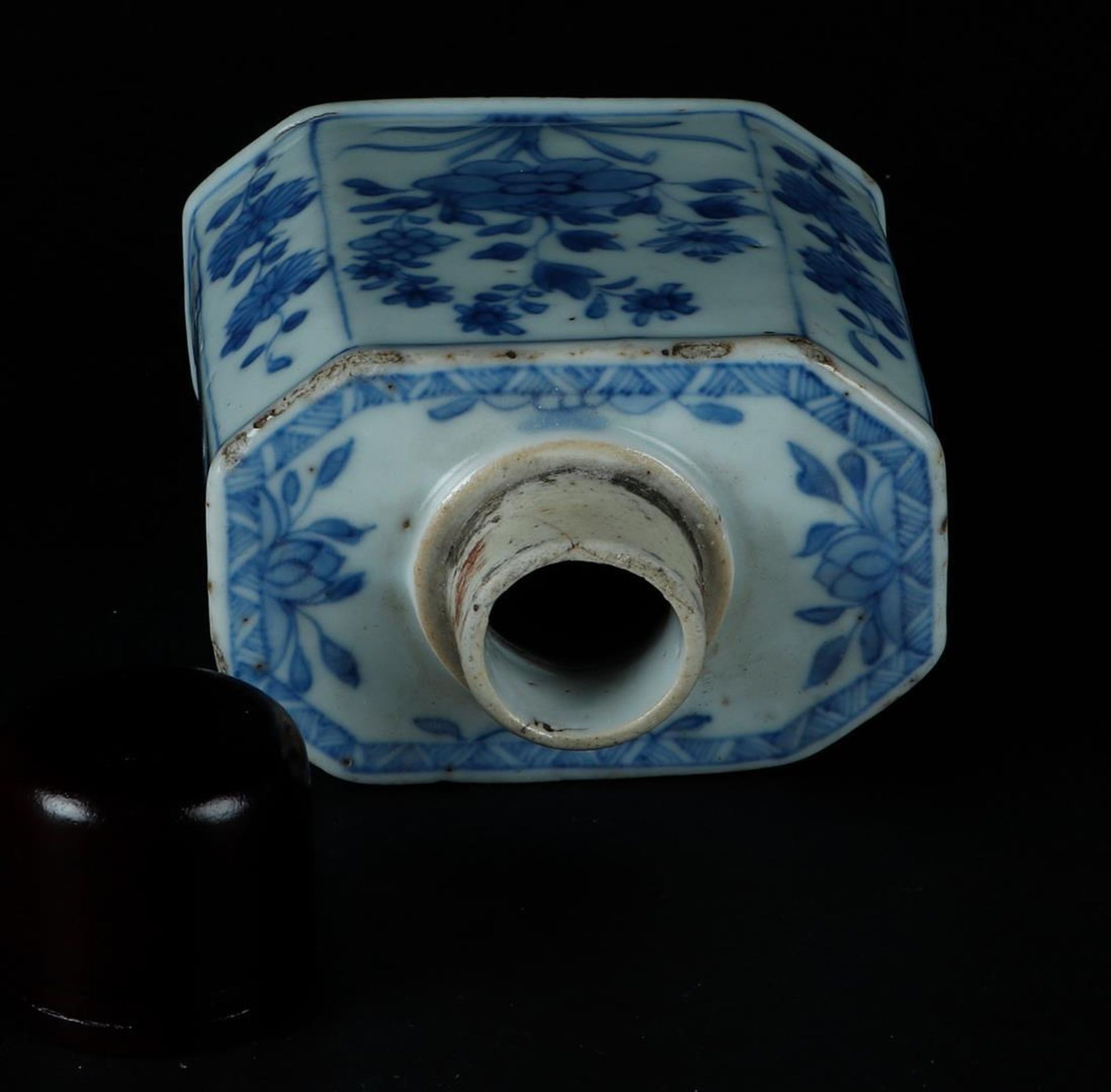 A porcelain angled tea caddy with rich floral decoration on the sides, with wooden lid. China, Yongz - Image 4 of 4