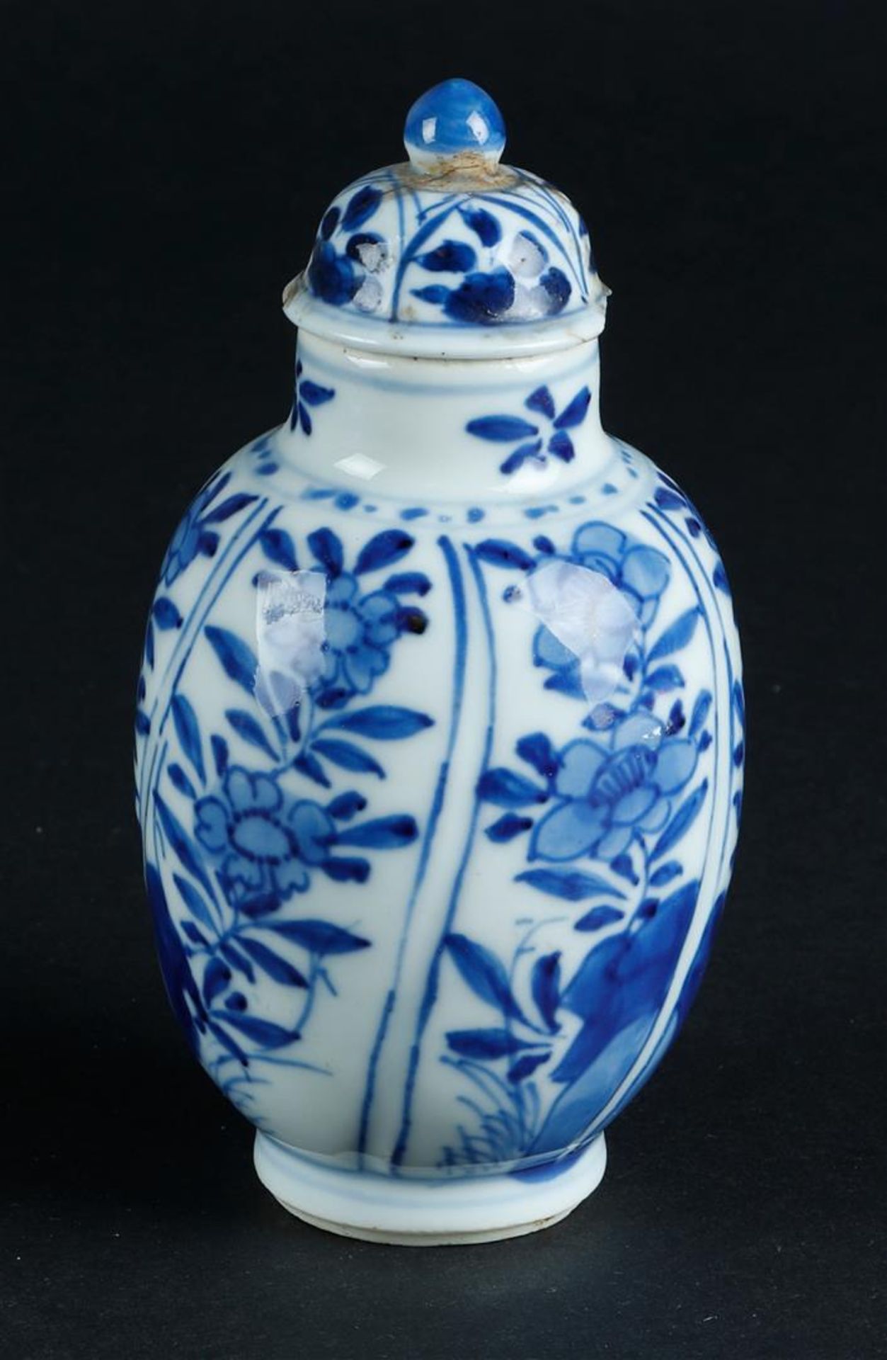 A porcelain lidded vase with sloping compartments with floral decor. China, Kangxi. - Image 3 of 5