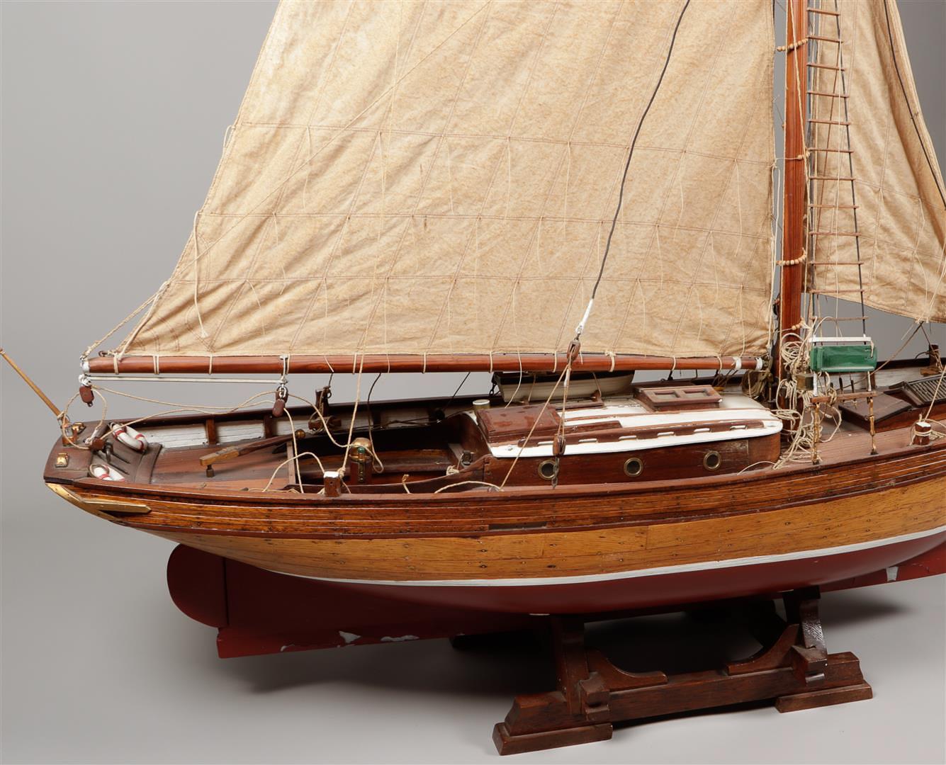 A large very detailed model of a gaff rigged sailing yacht. Approx. 1900. - Image 3 of 5