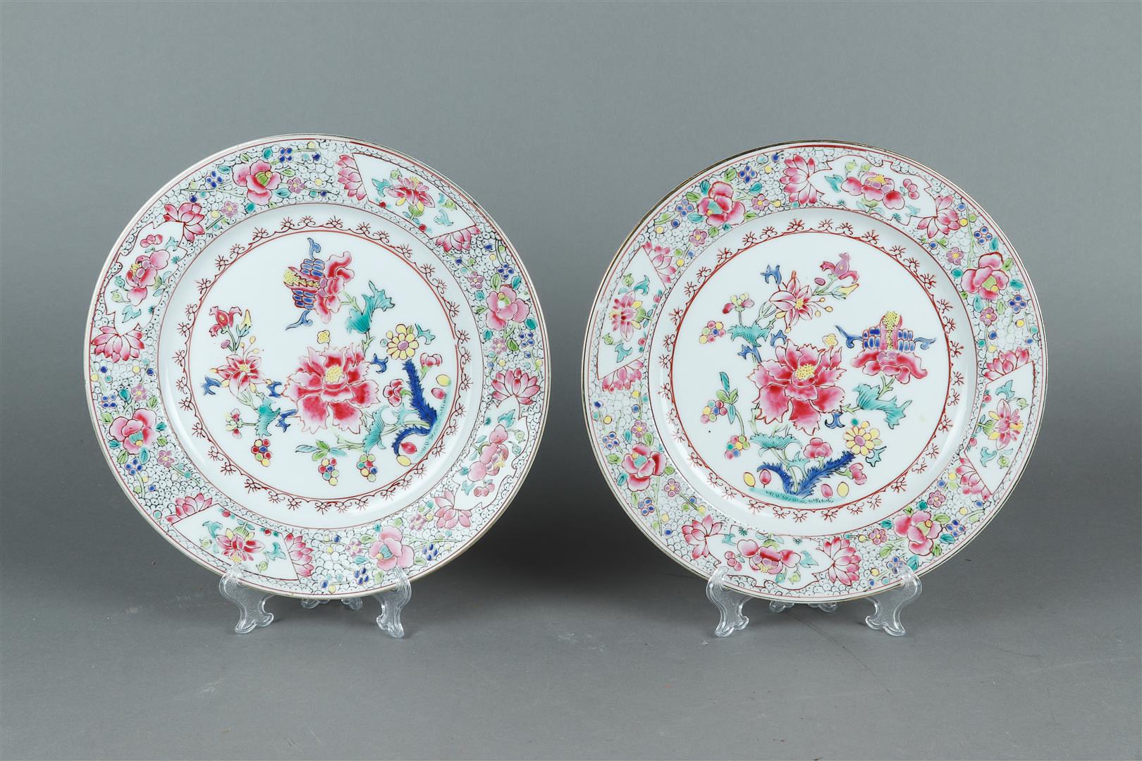 A pair of Famille Rose plates with gilt rim, second half of the 20th century.