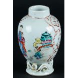 A porcelain Famille Rose tea caddy decorated with various courtiers. China, 18th century.