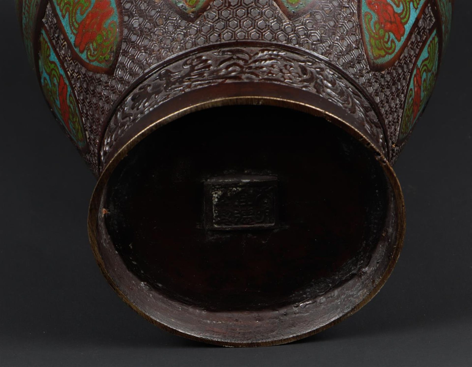 A bronze vase decorated with birds, marked on the bottom. Japan, end of Meiji period. - Image 4 of 4