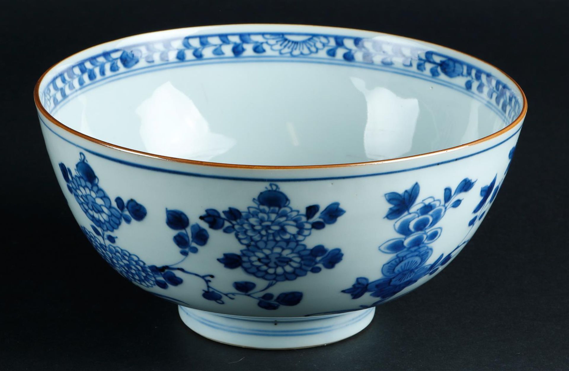 A porcelain bowl with floral decor on the outside and inside. China, Qianlong. - Image 3 of 5