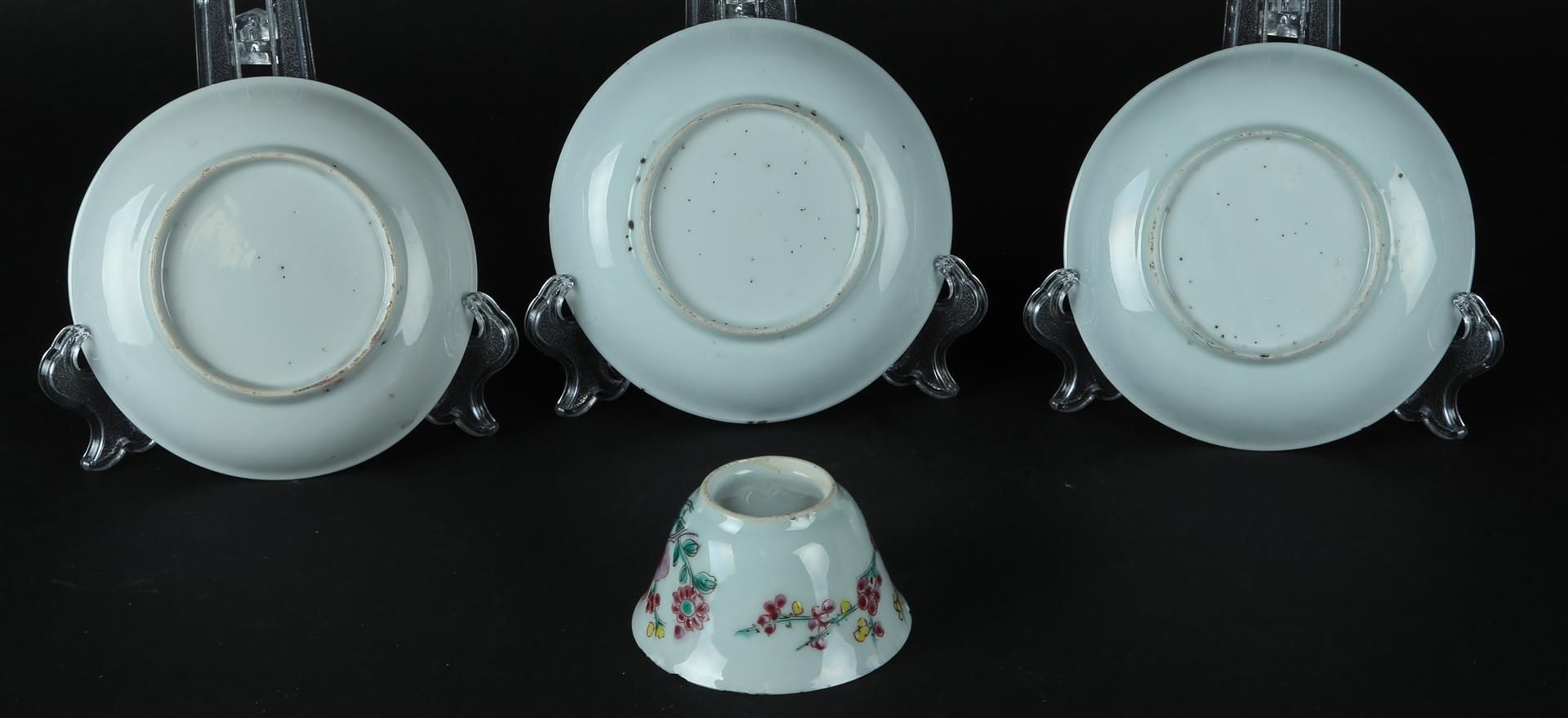 Three porcelain Famille Rose plates and a cup with rich floral decoration. China, Yongzheng. - Image 2 of 2