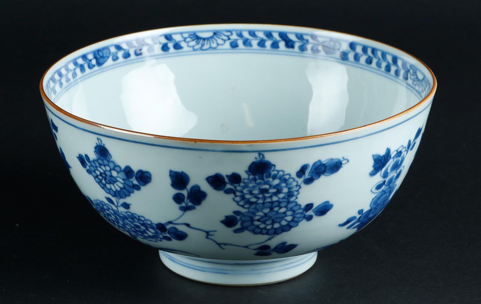 A porcelain bowl with floral decor on the outside and inside. China, Qianlong.