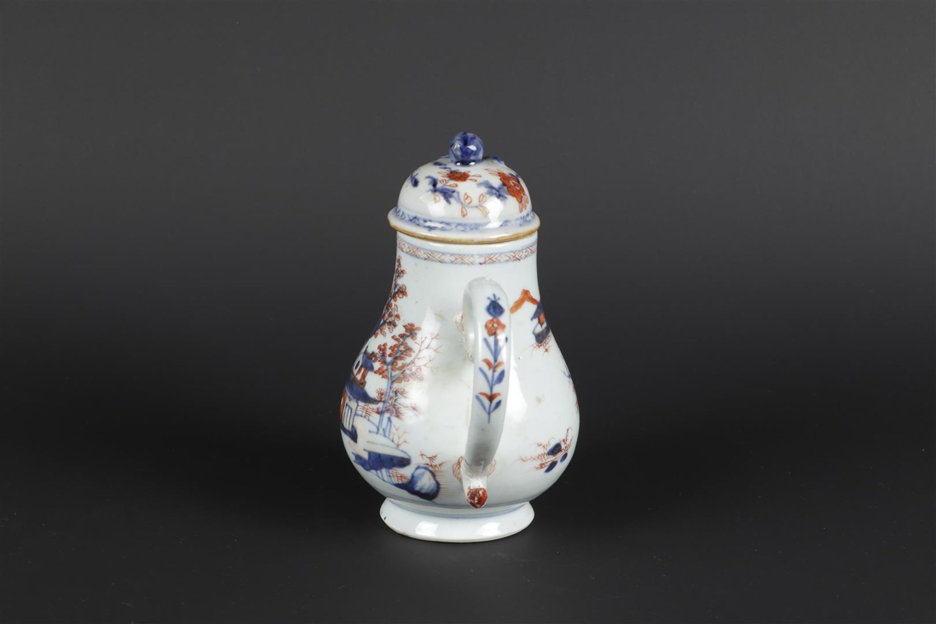A porcelain Imari milk jug with landscape decoration. China, Qianlong. - Image 4 of 6