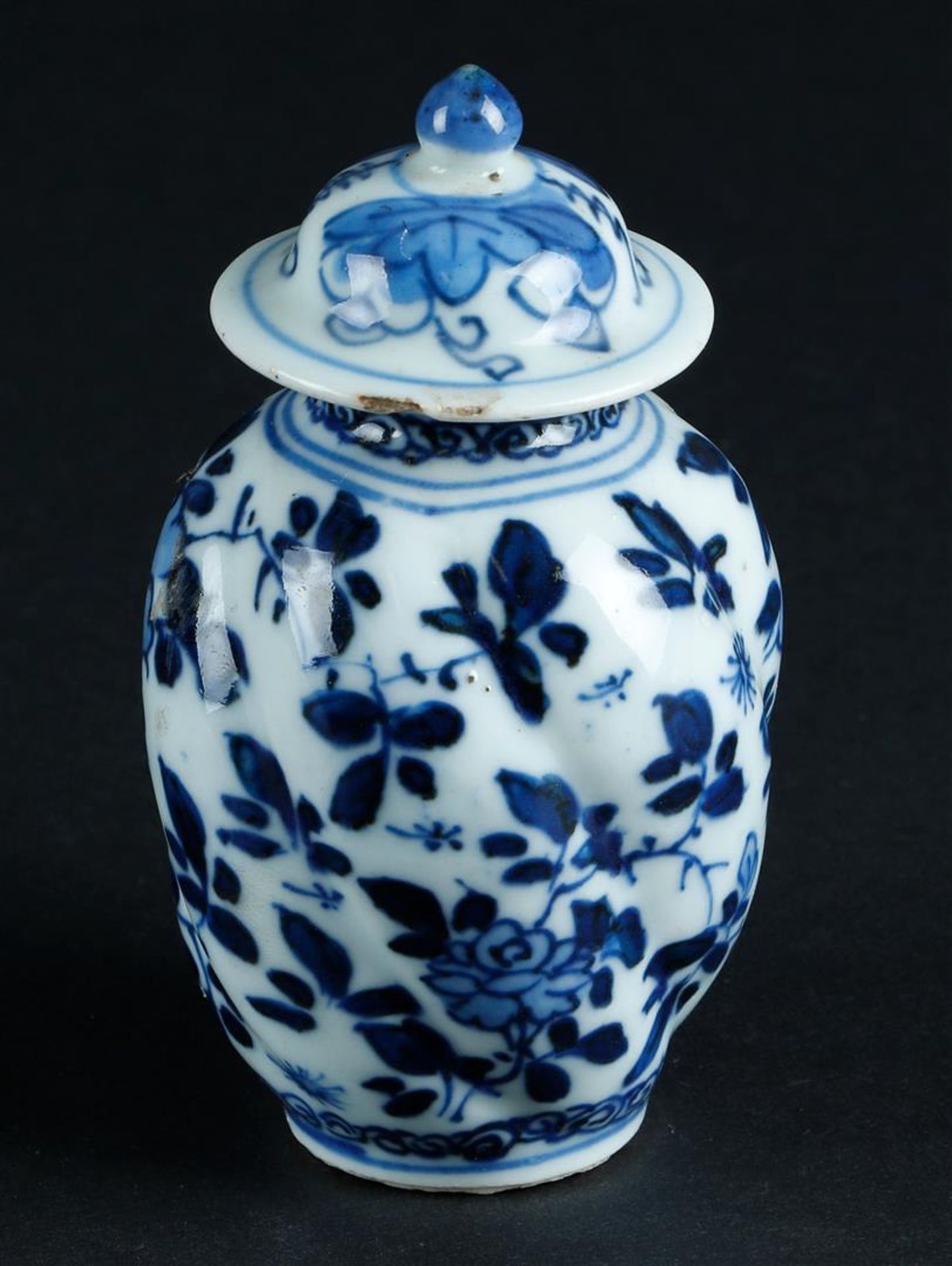 A porcelain twisted lid vase with floral decoration. China, Kangxi/Yongzheng.