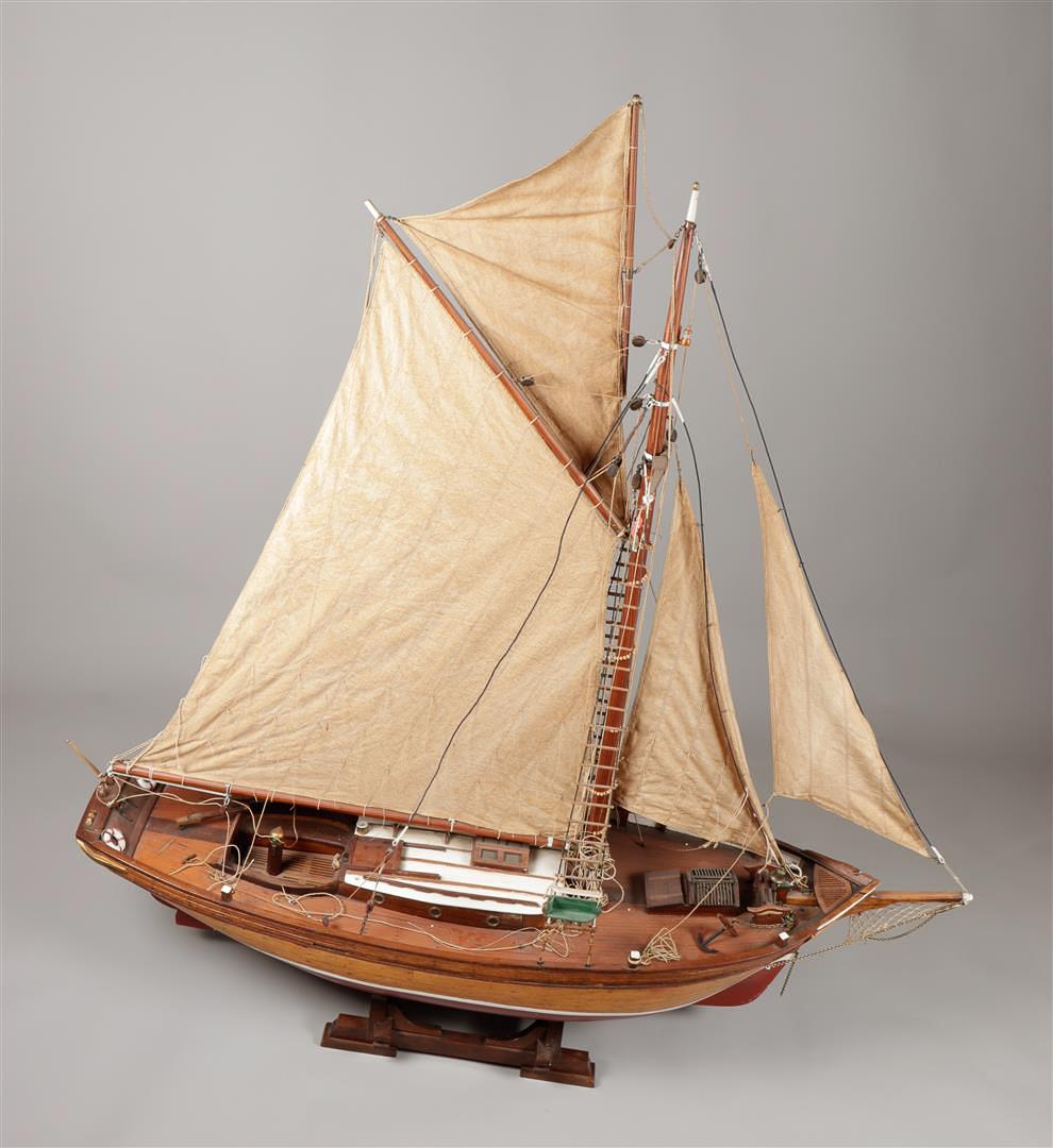 A large very detailed model of a gaff rigged sailing yacht. Approx. 1900. - Image 5 of 5