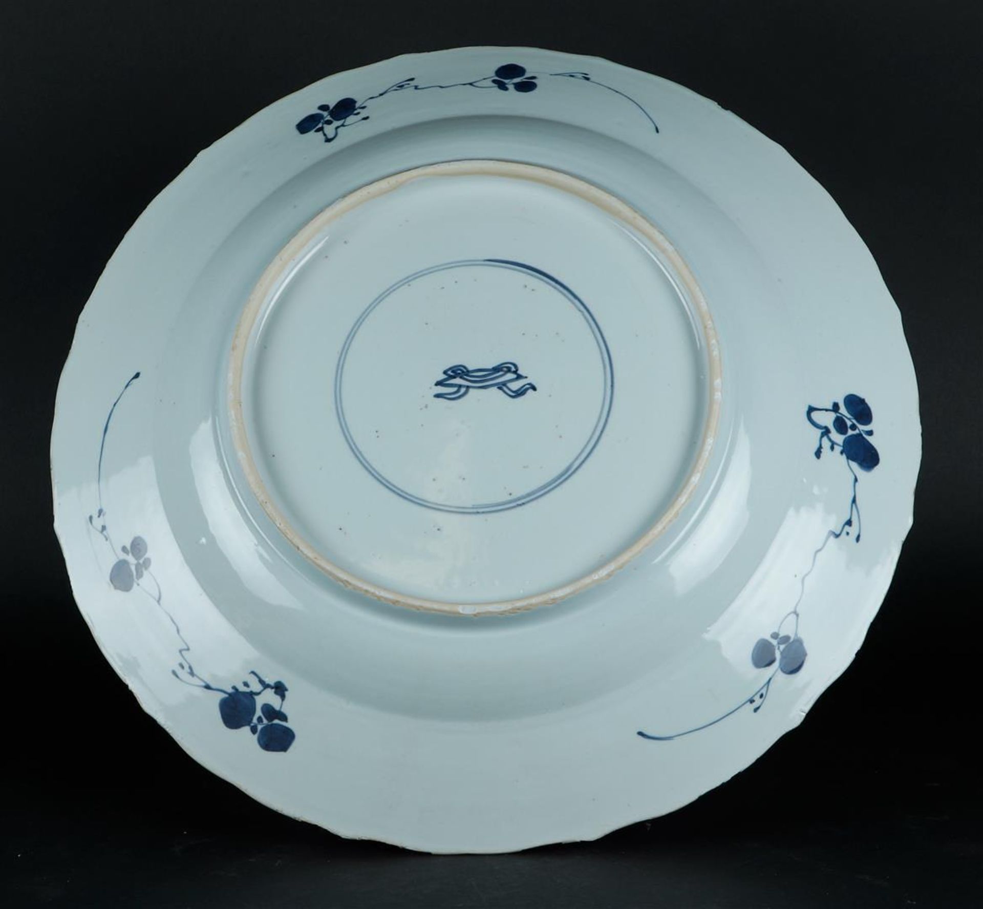 A porcelain dish, so-called lotus dish with lotus leaf-shaped beds in the outer rim with floral deco - Image 2 of 2