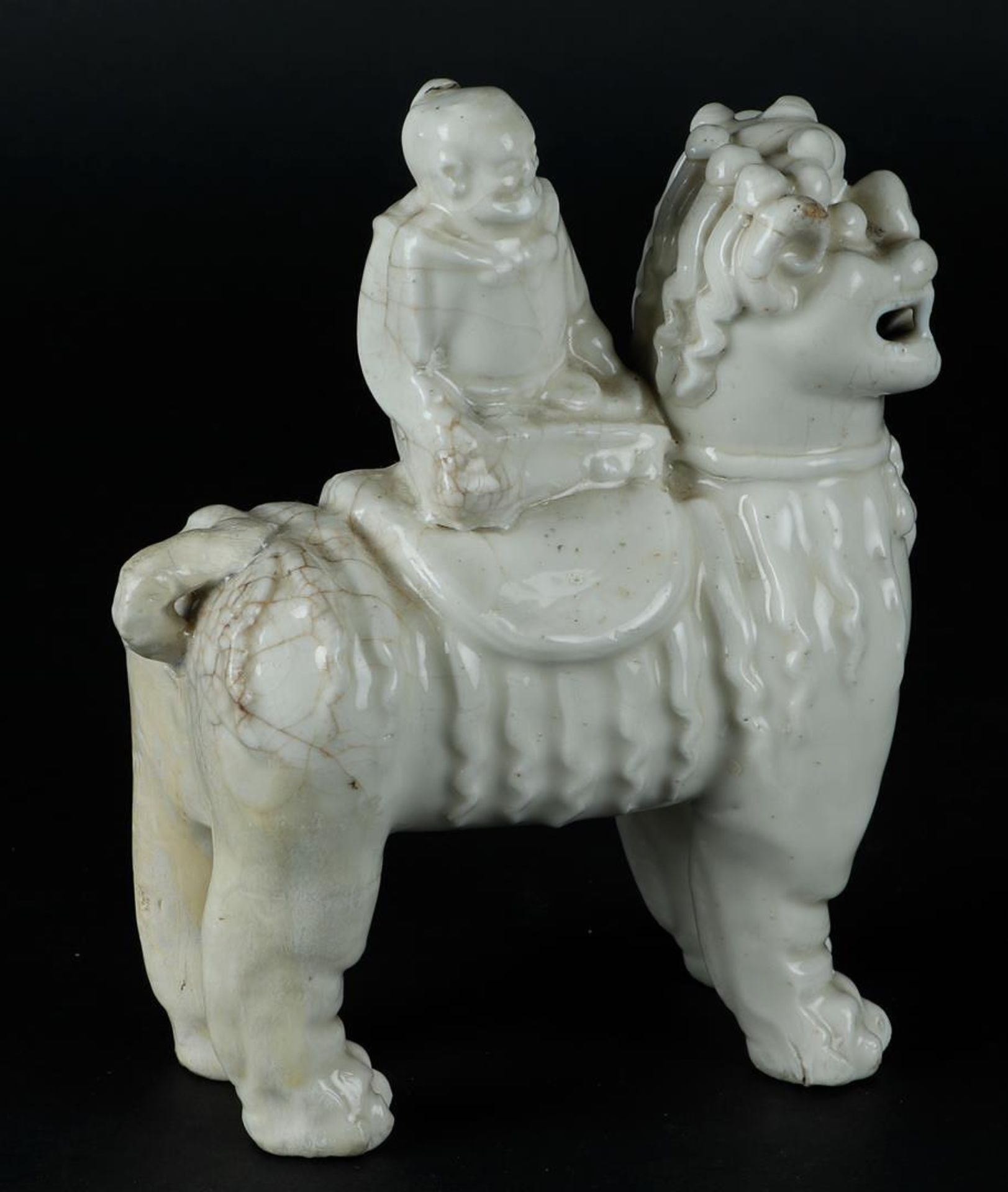 A porcelain blanc de chine foo dog with a figure on it. China, Kangxi. - Bild 5 aus 6