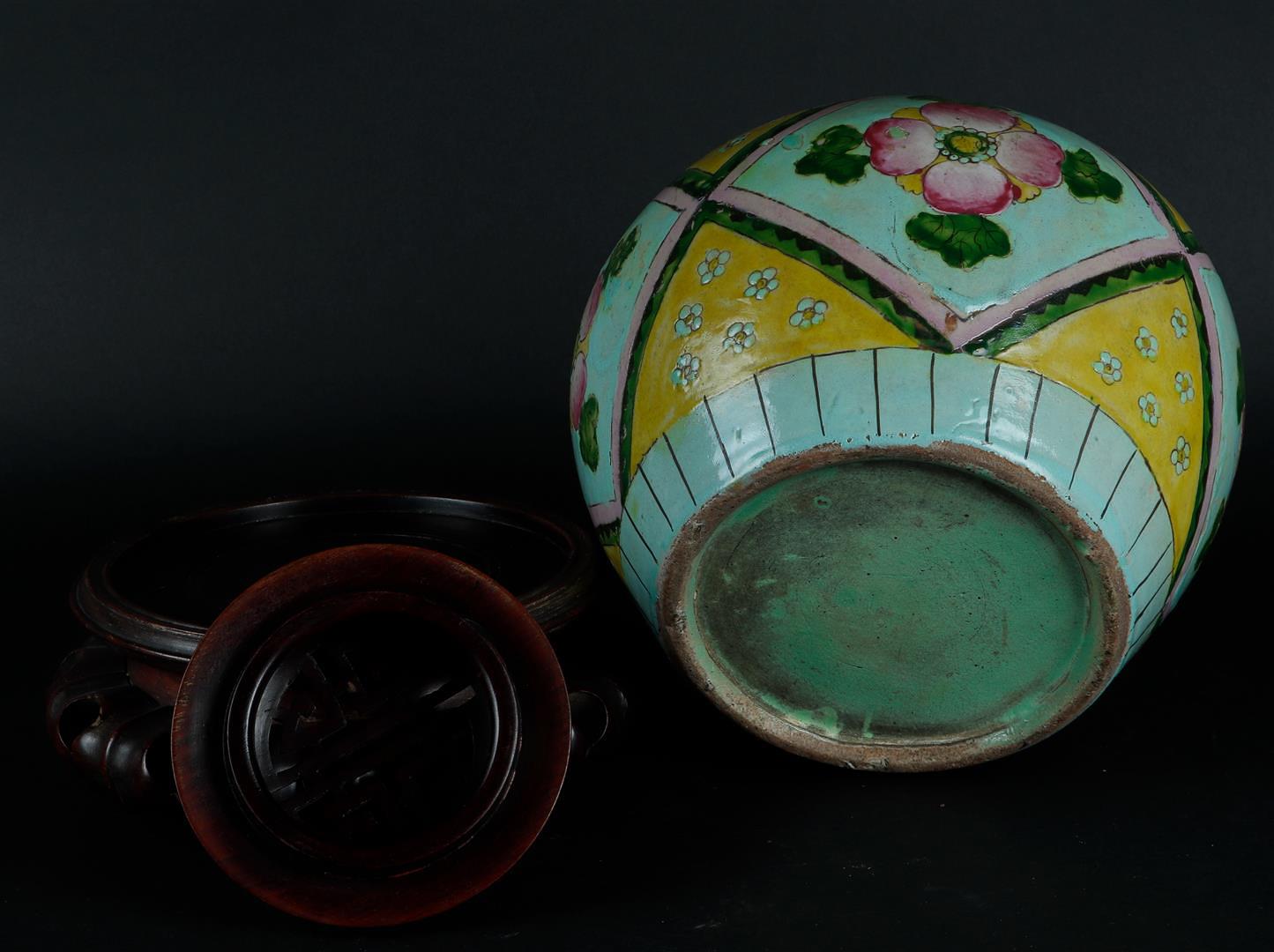 A porcelain storage jar with wooden lid and base. China, 19th century. - Image 3 of 3