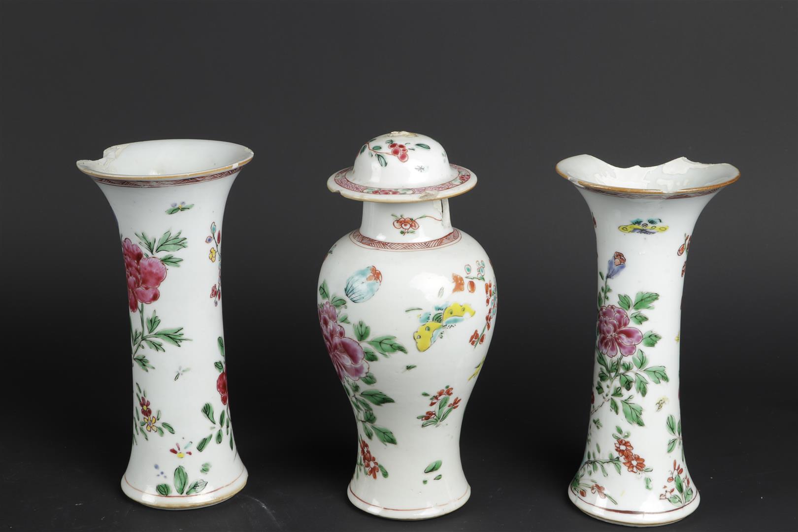 Two porcelain Famille Rose beaker vases and a Famille Rose vase with lid. China, Qianlong. - Image 3 of 5