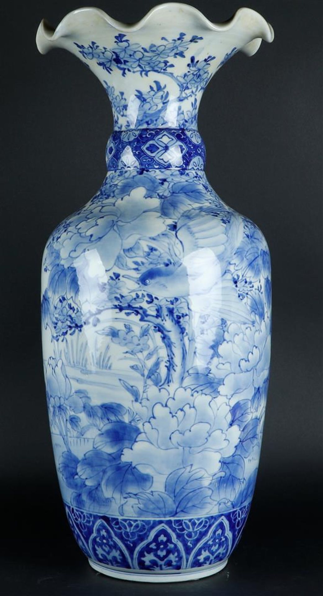 A porcelain collar vase with floral decor, Japan 19th century.