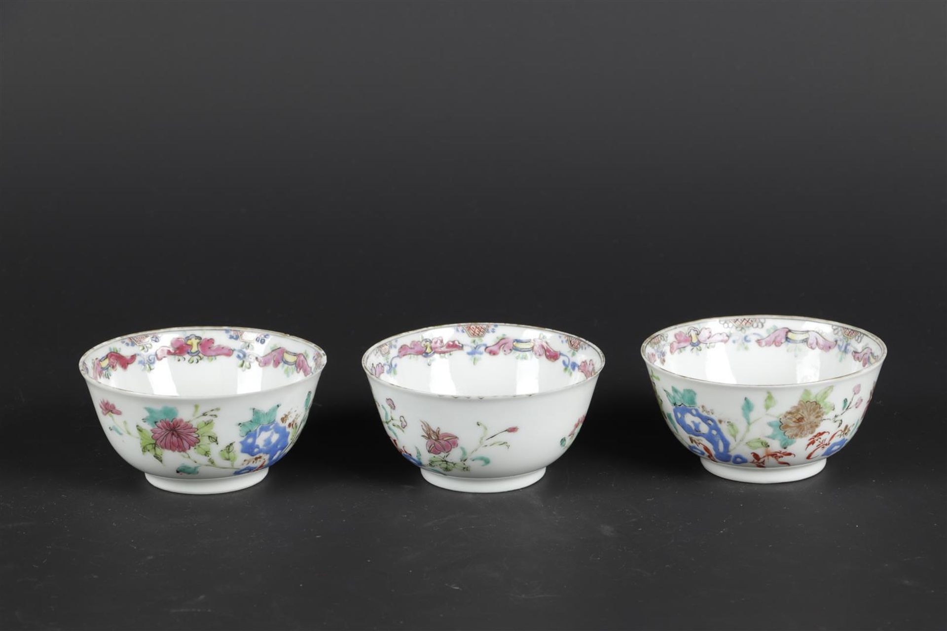 Three Famille Rose porcelain bowls with rich floral decoration. China, Yongzheng. - Bild 2 aus 6