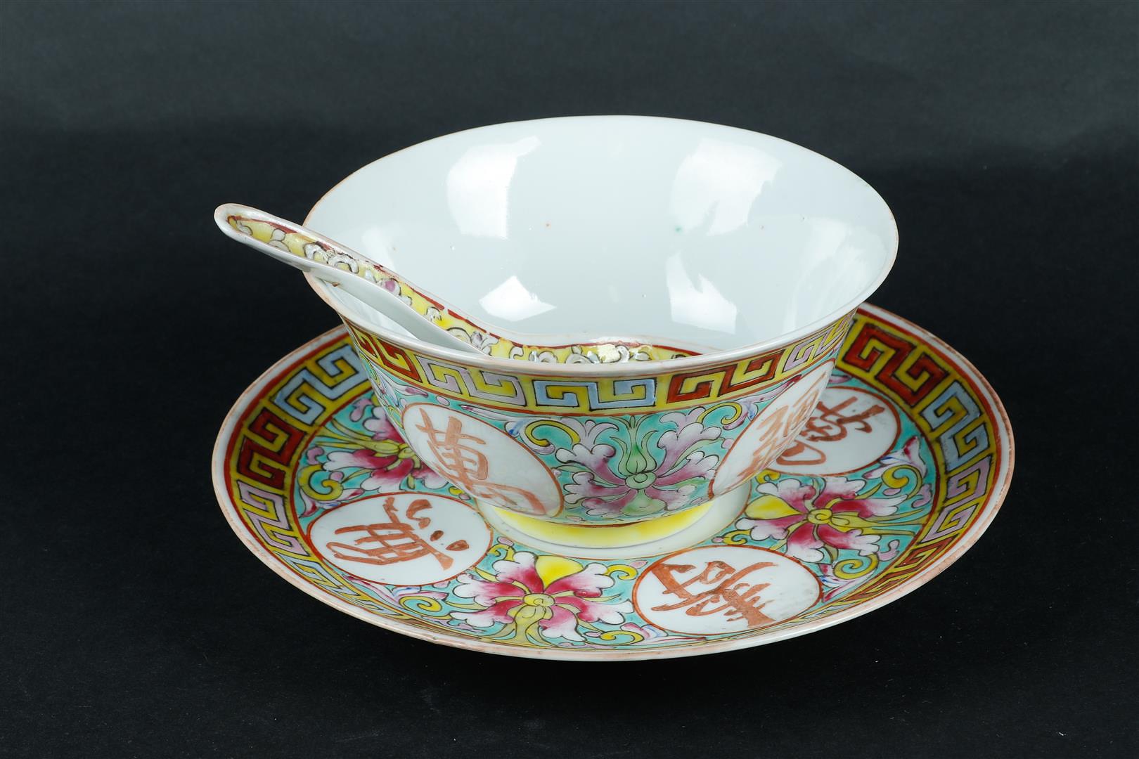 A porcelain soup bowl and saucer with spoon in Famille Rose decor. China, 19/20th century.