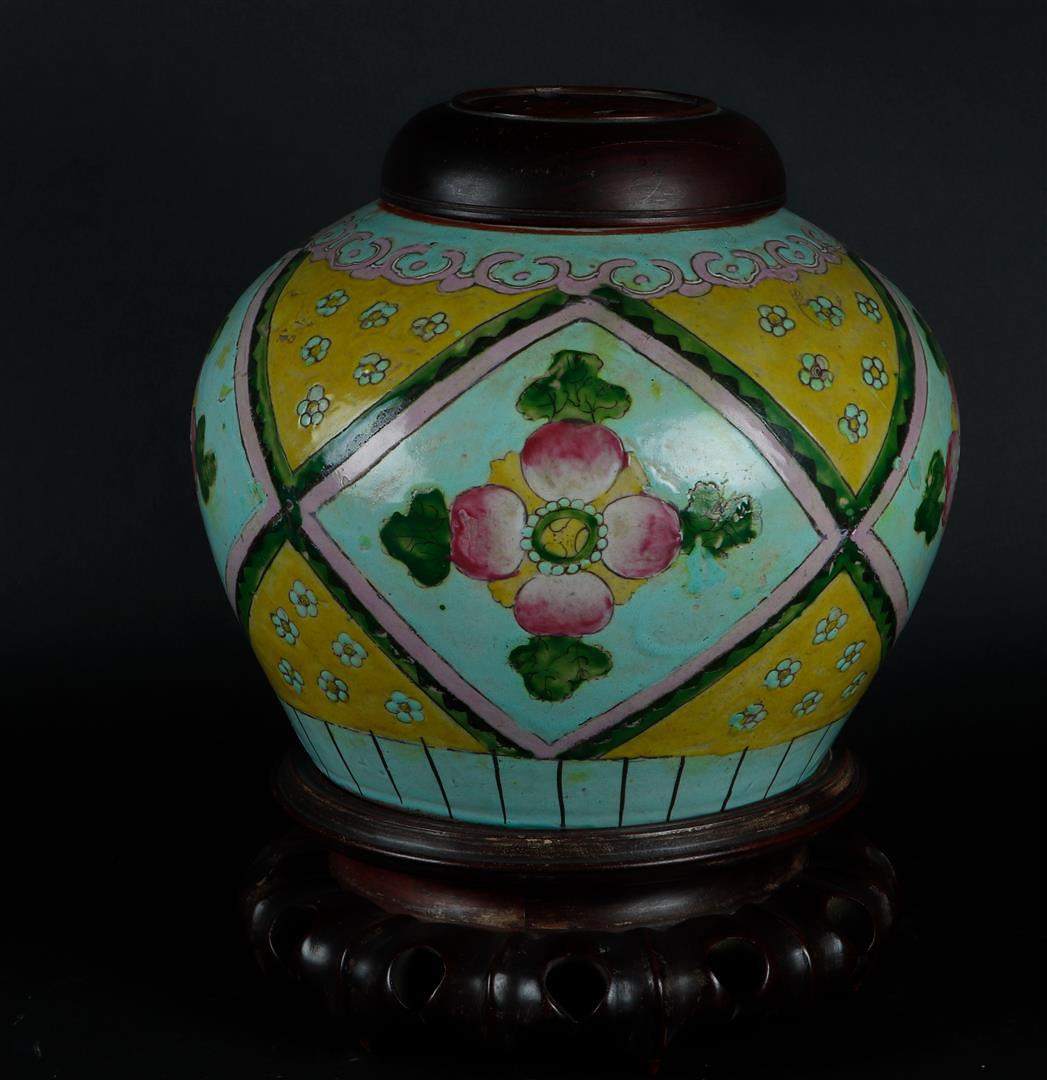 A porcelain storage jar with wooden lid and base. China, 19th century. - Image 2 of 3