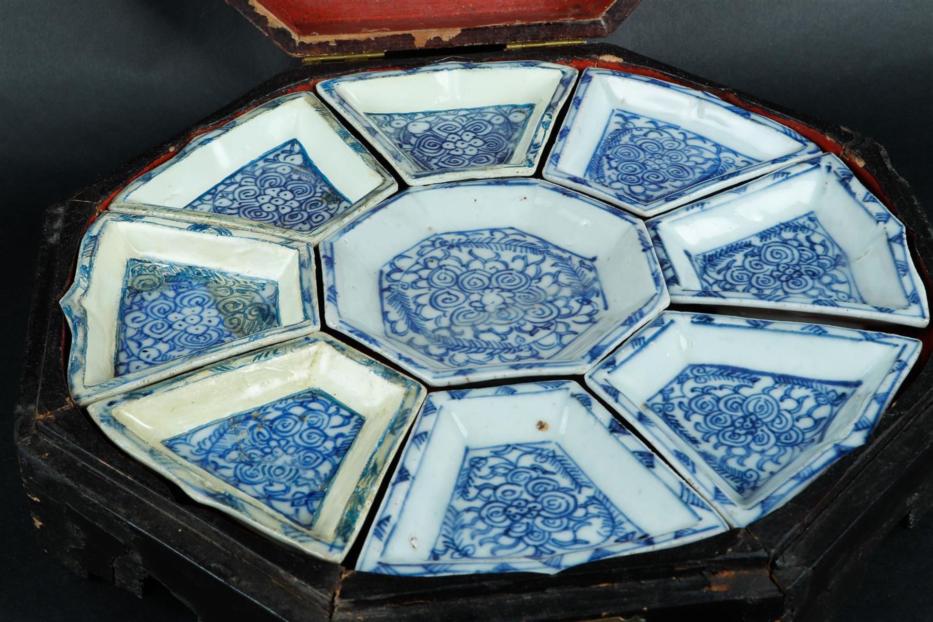 A porcelain pattipan set in original box. China, circa 1800. - Bild 2 aus 4