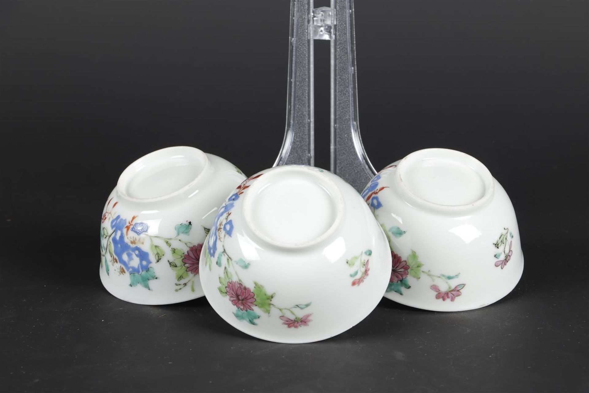 Three Famille Rose porcelain bowls with rich floral decoration. China, Yongzheng. - Bild 5 aus 6