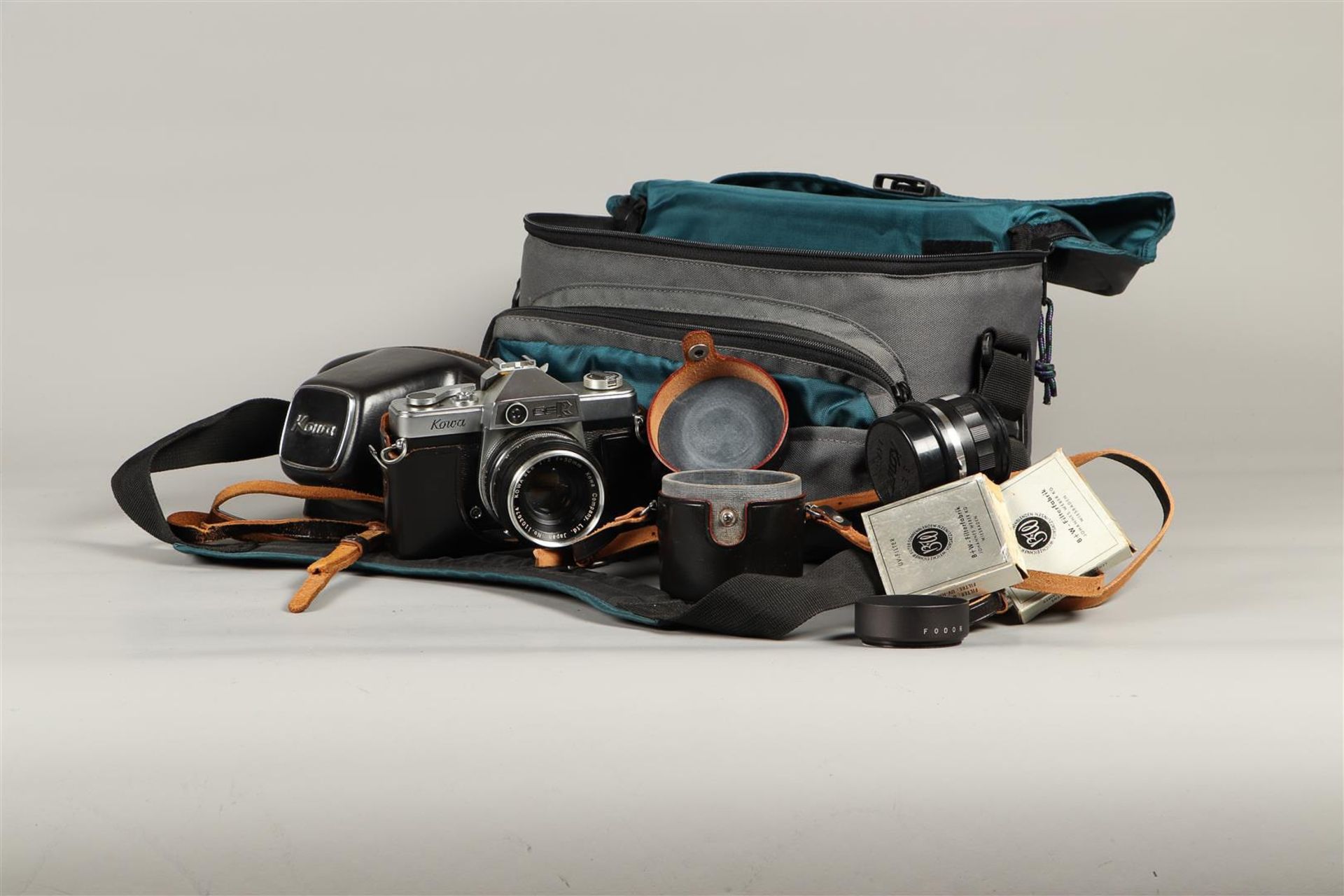 A lot with a vintage "Kowa" analogue camera with 50 mm. lens, focus 2.5 - infinity, shutter seikosha