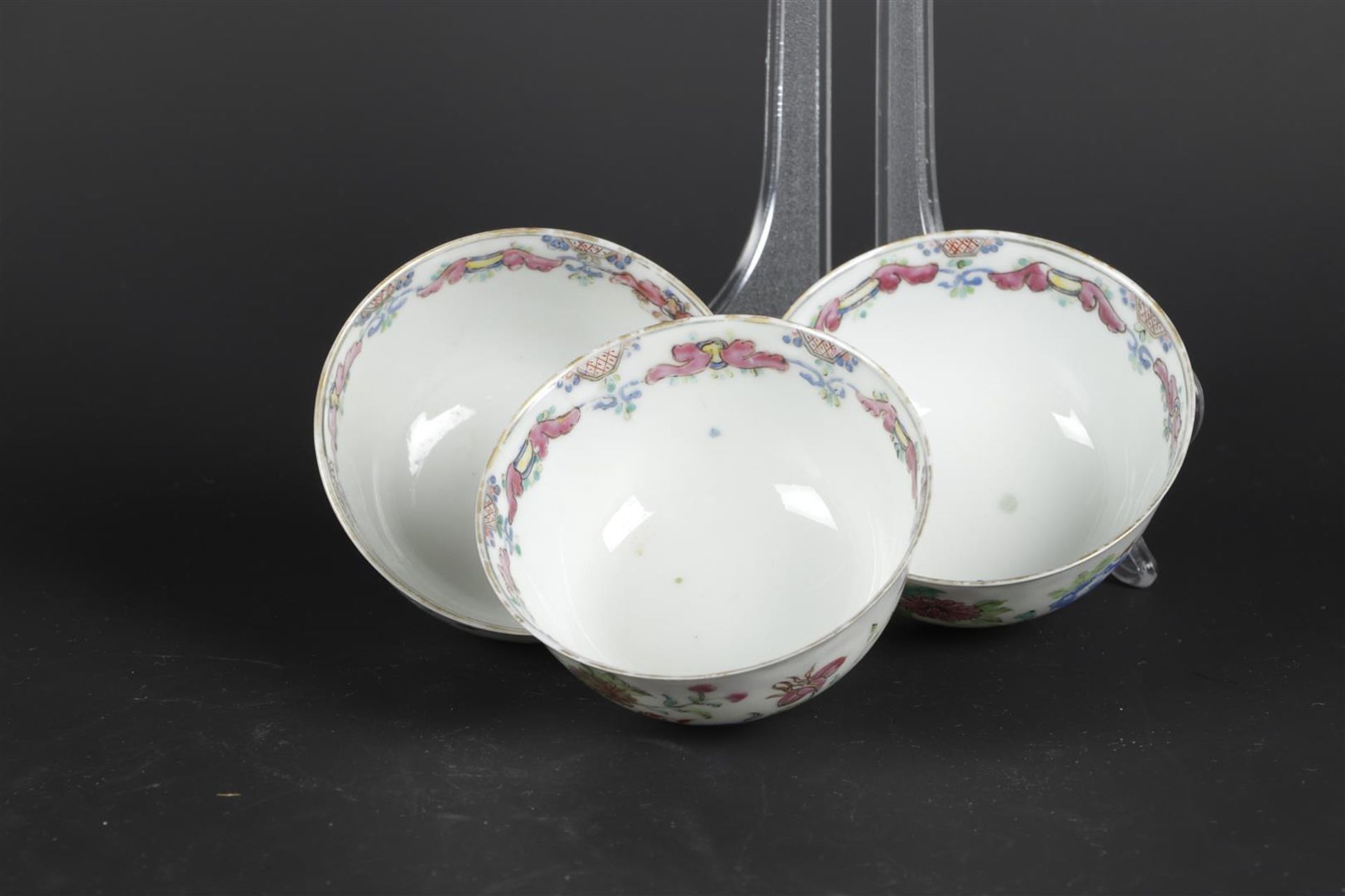 Three Famille Rose porcelain bowls with rich floral decoration. China, Yongzheng. - Bild 6 aus 6