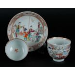 A lot consisting of (3) cups and one saucer in mandarin decor. China, 19th century.