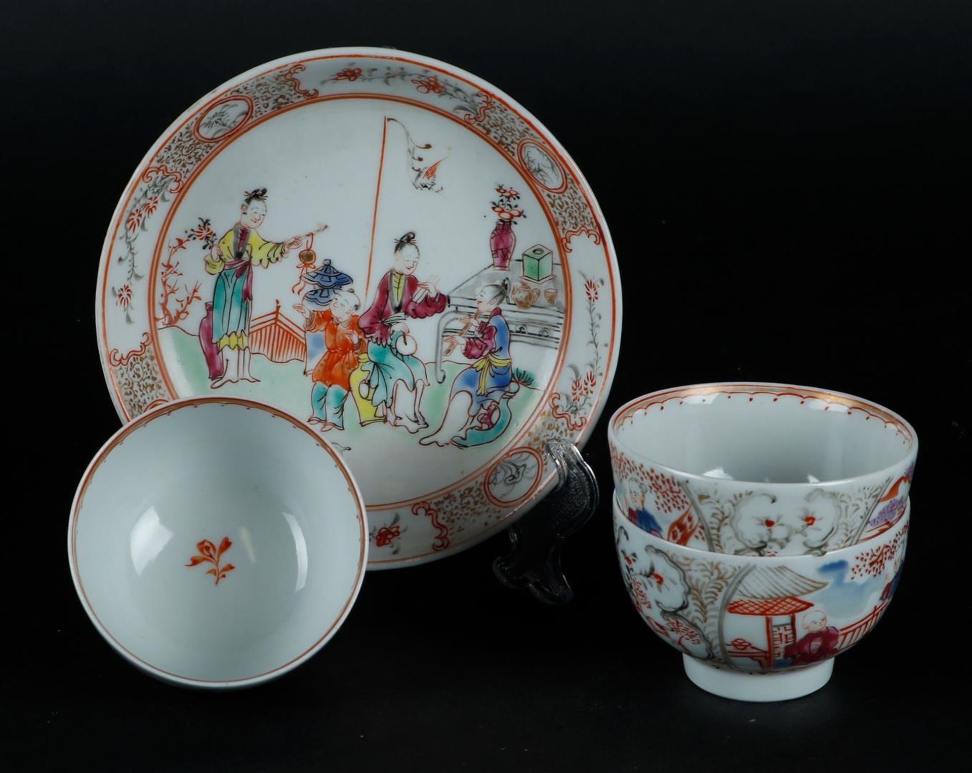A lot consisting of (3) cups and one saucer in mandarin decor. China, 19th century.