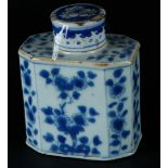 A porcelain 8-sided tea caddy with floral decoration on the eight sides. China, Kangxi/Yongzheng.