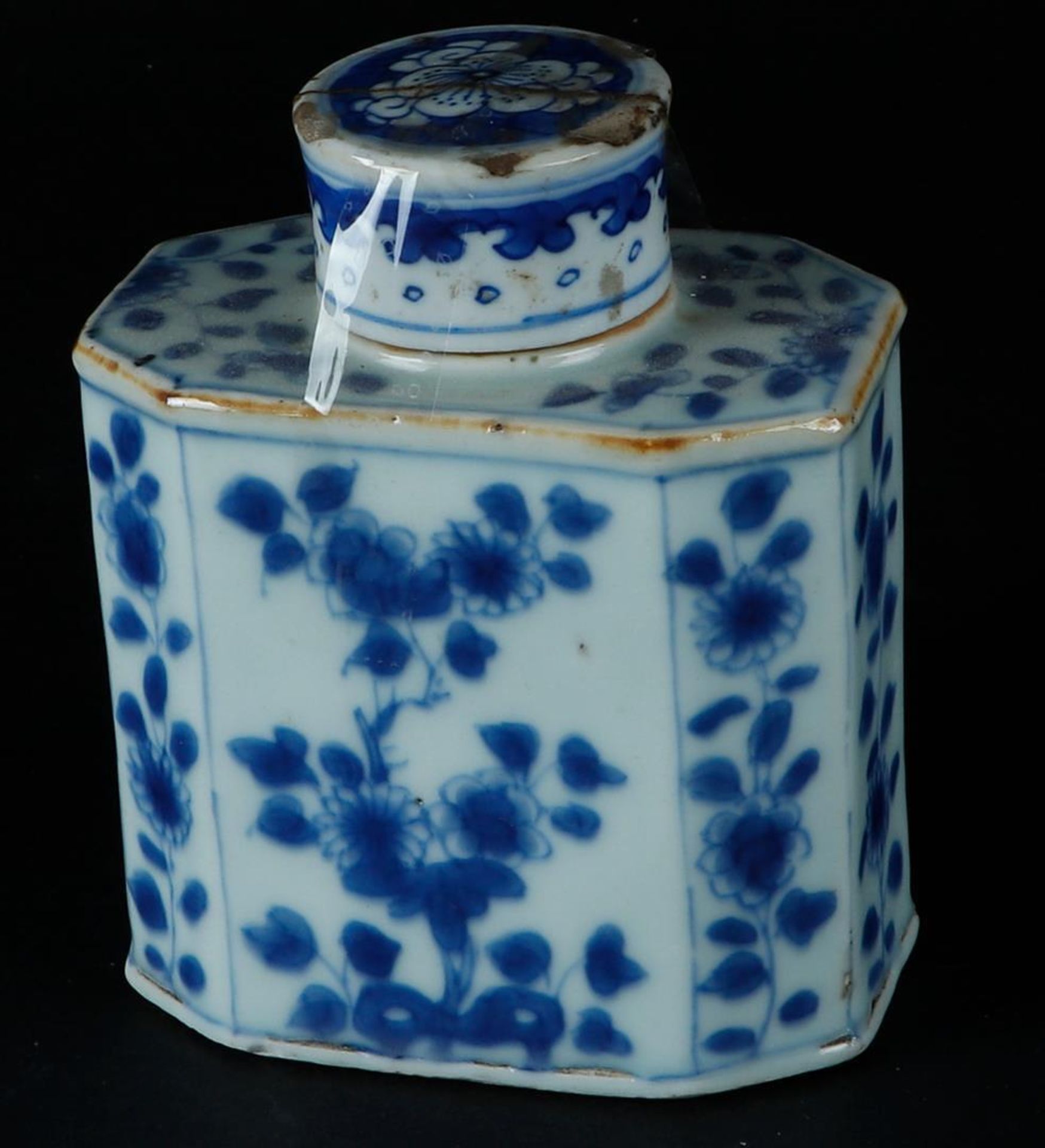 A porcelain 8-sided tea caddy with floral decoration on the eight sides. China, Kangxi/Yongzheng.