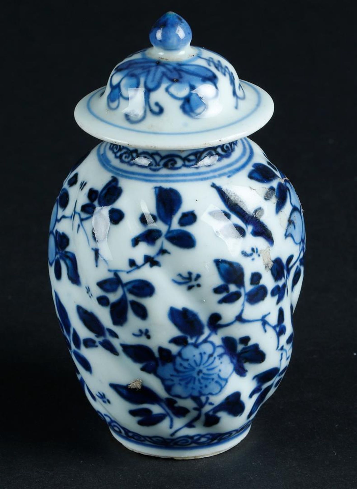A porcelain twisted lid vase with floral decoration. China, Kangxi/Yongzheng. - Image 3 of 5