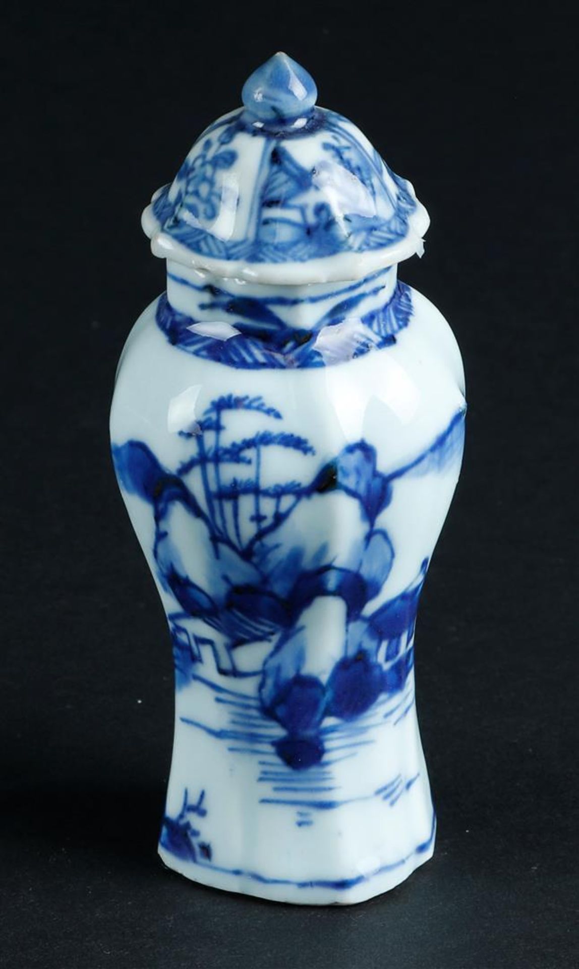A porcelain contoured lidded vase with river landscape decor. China, Yongzheng/Qianlong. - Image 3 of 5